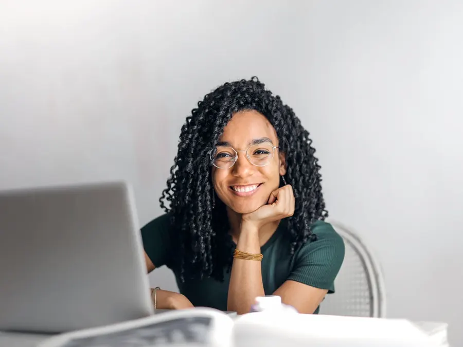 Laura Medina en su escritorio
